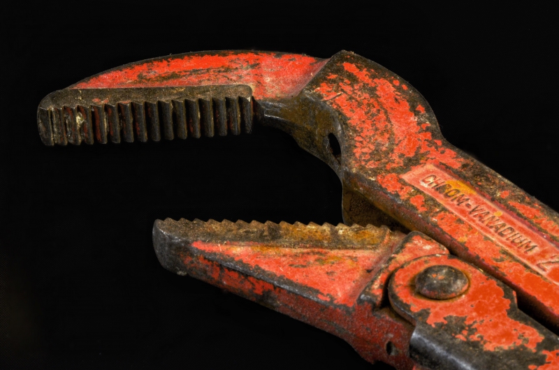 plombier-GASSIN-min_pipe-wrench-318084